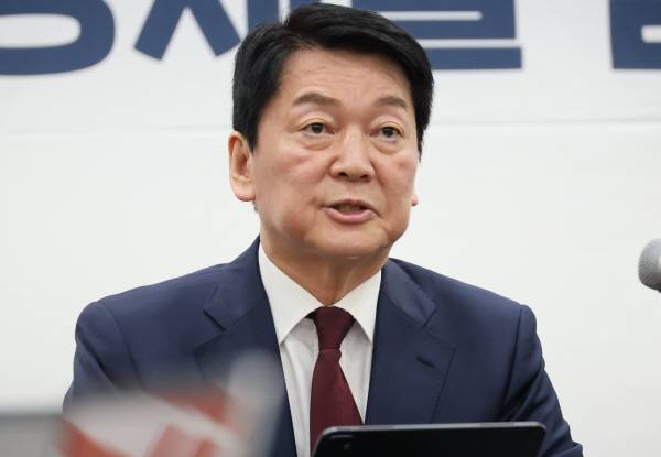 국민의힘 안철수 대선 경선 후보가 21일 국민의힘 대구시당에서 기자회견을 열고 있다.연합뉴스