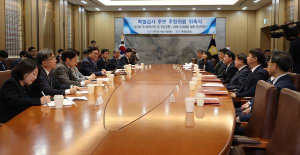 우원식 국회의장이 21일 서울 여의도 국회에서 열린 ‘김건희 주가조작 등 진상규명 특별검사 후보 추천위원 및 마약 수사외압 진상규명 특별검사 후보 추천위원 위촉식’에서 발언하고 있다. 연합뉴스