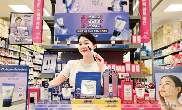 이마트는 최근 LG생활건강의 뷰티 브랜드 ‘비욘드’와 신규 스킨케어 라인 ‘글로우업:업 바이 비욘드’를 론칭했다. 화장품 신제품 8종의 가격은 각 4950원이다. 초저가 화장품의 인기가 커지면서 이마트도 외연 확장에 나선 것으로 풀이된다. 사진은 모델이 글로우업:업 바이 비욘드 제품을 소개하는 모습. 이마트 제공