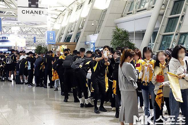광주 선수들이 팬들의 사인, 사진 요청에 응하고 있다. 사진=이근승 기자
