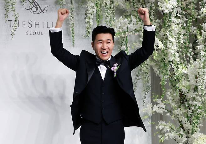 그룹 코요테의 김종민이 지난 20일 서울 중구 신라호텔 영빈관 에메랄드홀에서 열리는 결혼식 기자회견에 참석했다. /사진=뉴스1