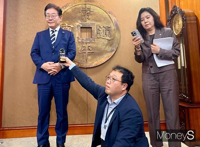 이재명 더불어민주당 대선 예비후보가 21일 "코리아 디스카운트를 해소하고 코스피 5000 시대를 열겠다"고 선언하며 자본시장 투명성 제고와 기업지배구조 개선을 골자로 한 종합 증시 개혁 공약을 발표했다. 사진은 이 후보가 간담회를 마친 후 브리핑에 참여하는 모습. /사진=김성아 기자