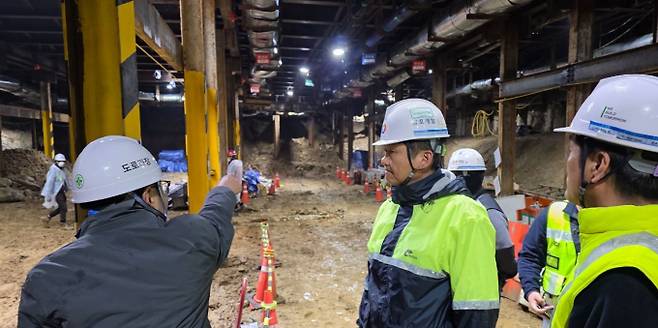 안양시 점검반이 인동선 2공구_정거장 지반 침하 여부를 점검하는 모습. /사진제공=안양시
