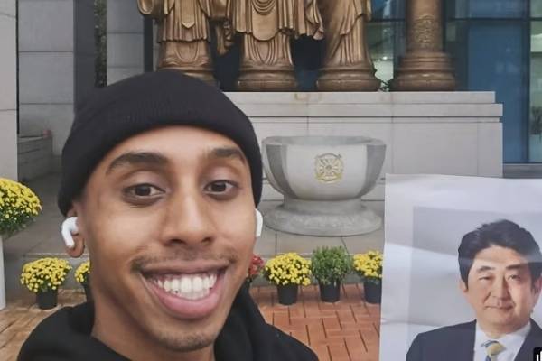 국내에서 기행을 벌여 재판에 넘겨진 미국인 유튜버 조니 소말리가 극심한 생활고를 호소했다. 사진은 소말리가 유튜브 부계정 '조니 소말리 라이브' 채널에 아베 일본 전 총리의 사진을 들고 셀카를 촬영한 모습. /사진=유튜브 캡처