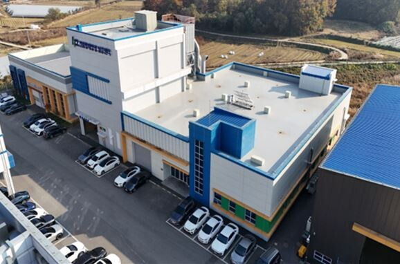 21일 충북 음성에서 개소식이 열린 건물형 태양광 실증센터. 산업통상자원부 제공