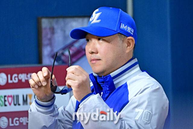 16일 서울 잠실야구장에서 열린 '2025 신한 SOL BANK KBO리그' 삼성 라이온즈와 LG 트윈스 경기. 삼성 박진만 감독이 7회 12-2로 역전을 허용하고 경기를 지켜보고 있다./마이데일리