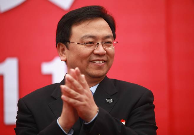 왕촨푸 BYD 회장이 2011년 11월 중국 산시성 시안의 가오신 지구에서 열린 BYD 컴퍼니 전기 K9 e버스 시범 운행식에 참석한 모습