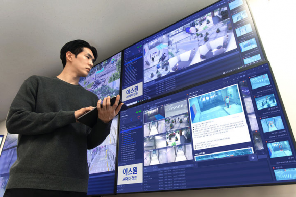 에스원 R&D센터 연구원이 자사의 AI 에이전트를 시연하고 있는 모습. 에스원 제공
