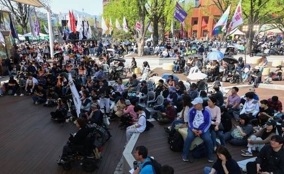 20일 오후 서울 종로구 마로니에공원에서 전국장애인차별철폐연대 주최로 제24회 4.20 장애인 차별 철폐의 날 본대회가 열리고 있다. 뉴시스