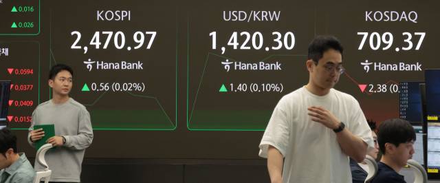 18일 서울 중구 하나은행 본점 딜링룸 현황판에 코스피 지수 등이 표시되고 있다. 연합뉴스