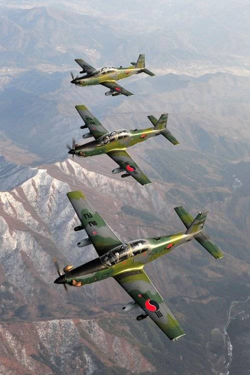 국산 전술통제기 KA-1 편대가 상공을 비행하고 있다. 강원도 원주에 있는 공군 8전투비행단은 FA-50, KA-1 등 국산 전투기로 영공방위 임무를 수행한다. 사진 제공=공군