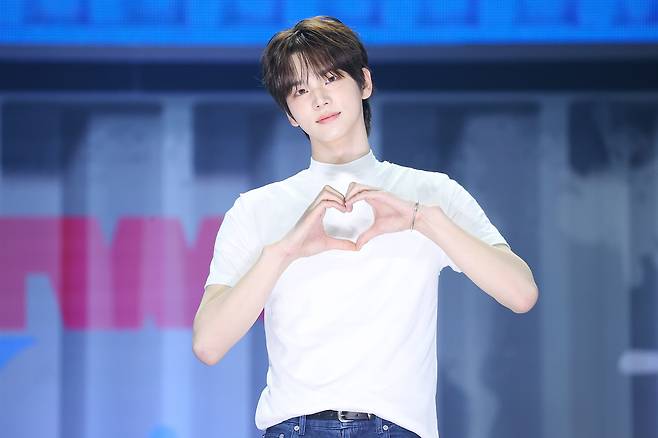 그룹 투어스(TWS) 신유가 21일 오후 서울 용산구 블루스퀘어에서 열린 세 번째 미니앨범 ‘트라이 위드 어스’(TRY WITH US) 발매 쇼케이스에서 포즈를 취하고 있다. 2025.4.21. 연합뉴스