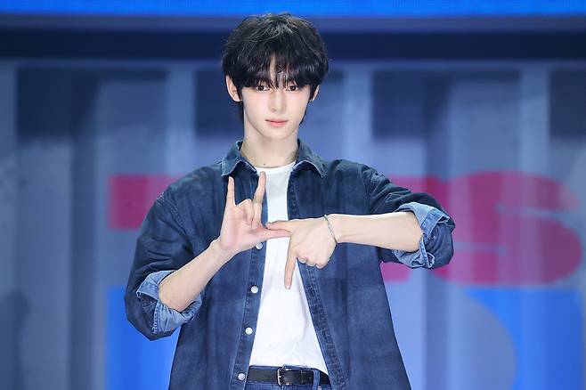 그룹 투어스(TWS) 한진이 21일 오후 서울 용산구 블루스퀘어에서 열린 세 번째 미니앨범 ‘트라이 위드 어스’(TRY WITH US) 발매 쇼케이스에서 포즈를 취하고 있다. 2025.4.21. 연합뉴스