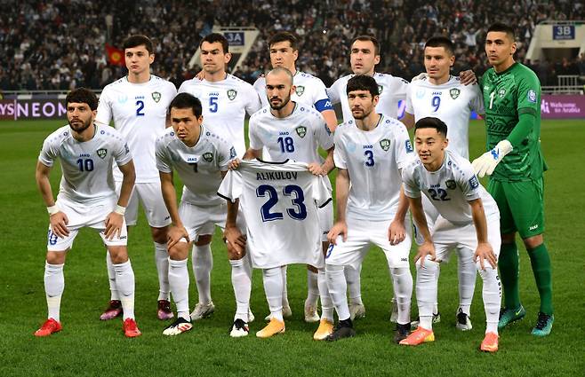 우즈베키스탄 축구대표팀 선수들이 지난 3월 북중미월드컵 아시아 3차예선 키르기스스탄전을 앞두고 기념촬영하고 있다. Getty Images코리아