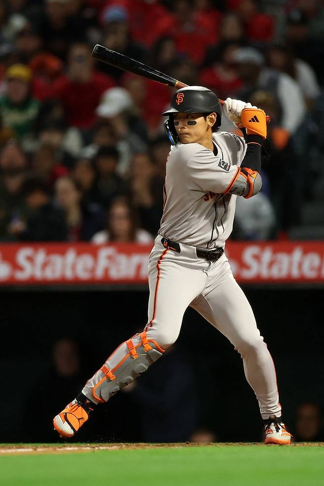 미국 메이저리그 샌프란시스코 자이언츠의 이정후가 21일 (이하 한국시간) 미국 캘리포니아주 애너하임의 에인절스타디움에서 열린 2025 메이저리그 LA 에인절스와의 원정 경기에 3번타자 겸 중견수로 선발출전, 5타수 무안타를 기록했다. 지난 16일 필라델피아 필리스와의 원정 경기부터 이어온 5경기 연속 안타 행진도 마감했다. 오는 22일 밀워키 브루어스와의 홈 경기에서 안타 생산 재개를 노린다. 사진 연합뉴스