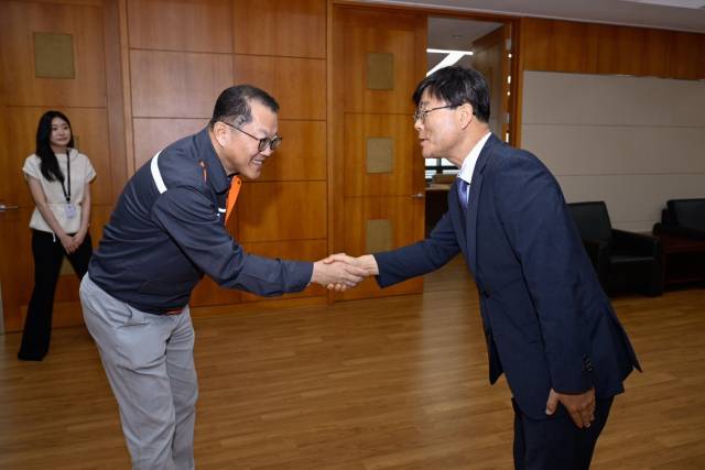 한화오션 김희철 대표이사(왼쪽)가 사업장을 방문한 변광용 거제시장을 영접하고 있다. 거제시 제공