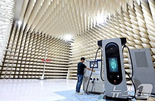 LG전자 비즈니스설루션(BS) 사업본부가 10일 기자간담회를 열고 2030년 매출 10조원을 달성하겠다는 목표를 밝혔다. LG전자 전자파 시험소에서 전기차 충전기의 전자파 방출량을 테스트 하는 모습. (LG전자 제공) 2024.10.10/뉴스1