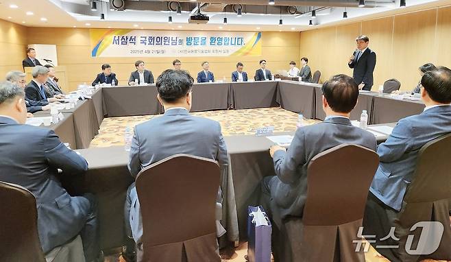 한국동물약품협회는 지난 21일 서울 판교 호텔 스카이파크센트럴 회의실에서 서삼석 의원을 초청해 동물약품 산업 현안 간담회를 개최했다. ⓒ 뉴스1 한송아 기자