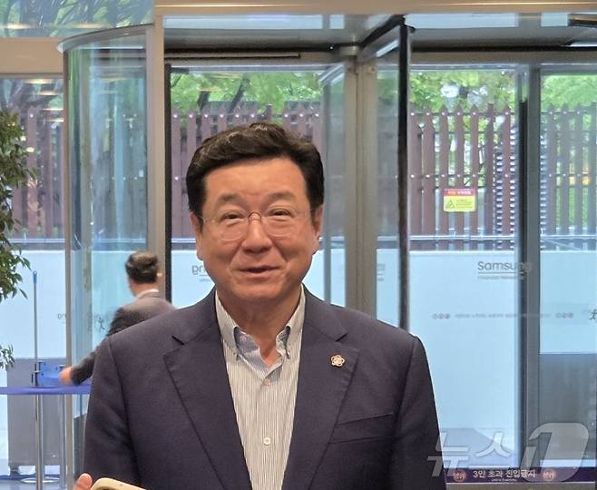 이찬희 삼성 준법감시위원회 위원장이 22일 서울 서초구 삼성생명 서초사옥에서 정례 준감위 회의 전 기자들과 만나 질문에 답변하고 있다. 2025.04.22/뉴스1 ⓒ News1 박주평 기자