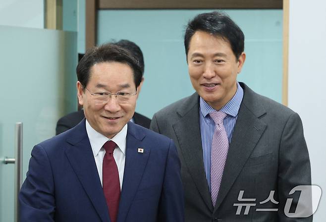 오세훈 서울시장과 유정복 인천시장이 22일 오전 서울시청에서 열린 '사교육비 경감 및 교육격차 해소를 위한 서울시-인천시 서울런 업무협약식'에 참석하고 있다. 2025.4.22/뉴스1 ⓒ News1 신웅수 기자