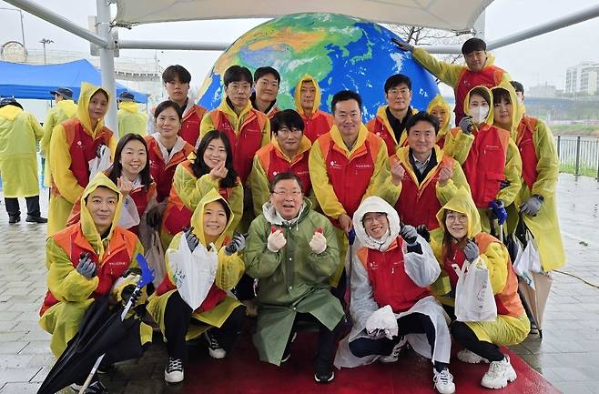 김경호 광진구청장(맨 앞줄 가운데)과 워커힐 구성원을 비롯한 약 150명의 참가자들이 참여한 '광진과 함께 걷는 지구애(愛)' 행사가 22일 진행됐다. (워커힐 호텔앤리조트 제공)