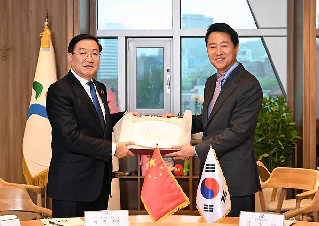 오세훈 서울시장 서울시청을 방문한 왕펑차오 중국 청두시장과 기념사진을 촬영하고 있다.(서울시 제공)