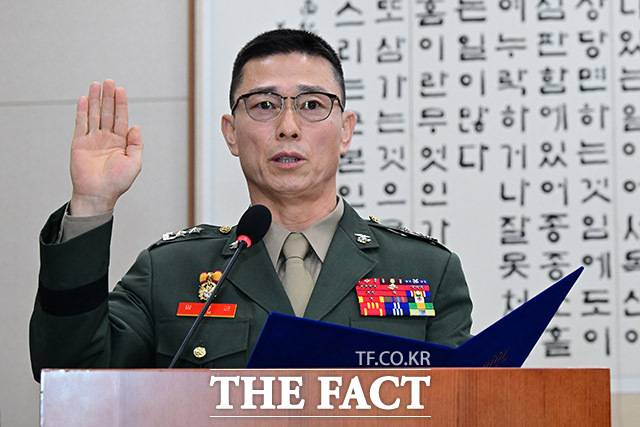 임성근 전 해병대 1사단장이 지난해 10월14일 오후 서울 여의도 국회 법제사법위원회에서 열린 고위공직자범죄수사처에 대한 국정감사에 출석해 증인 선서를 하고 있다./남윤호 기자