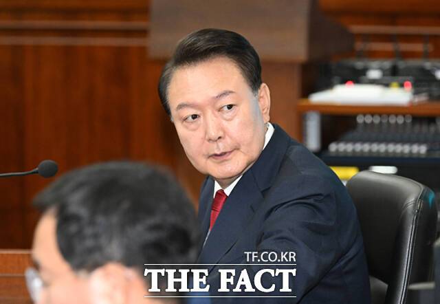 윤석열 전 대통령이 21일 서울 서초동 서울중앙지법에서 열린 내란 우두머리 혐의 형사재판 2번째 공판에 출석하고 있다. /사진공동취재