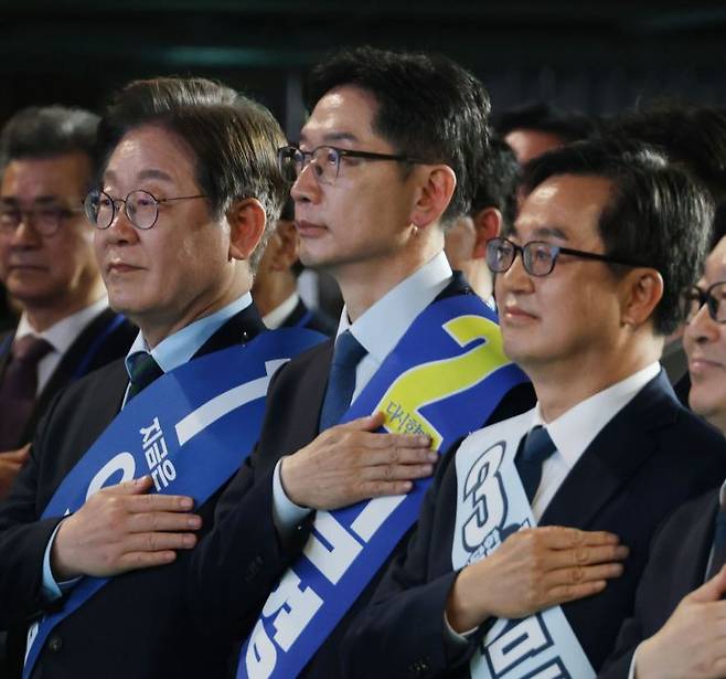 더불어민주당 대선 경선 후보들이 19일 오후 충북 청주체육관에서 열린 '제21대 대통령선거 후보자 선출을 위한 충청권 합동연설회'에 참석해 있다. 왼쪽부터 이재명, 김경수, 김동연 후보. 연합뉴스