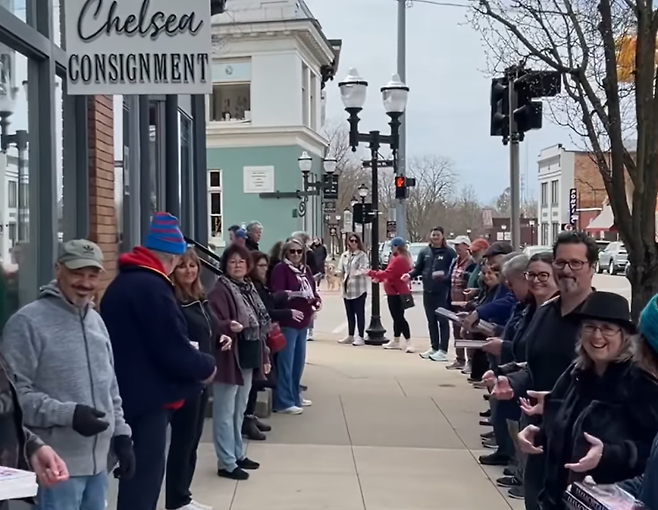 미국 미시간주의 첼시에서 300명의 주민이 자발적으로 나서 세런디피티 서점의 이전을 도와 화제다. 세런디피티 서점 인스타그램