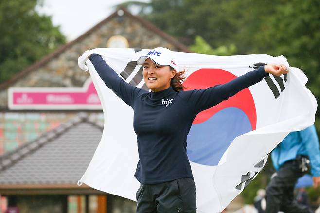 '박준석 사진전'을 열고 있는 박준석씨는 "2019년 에비앙 챔피언십에서 태극기를 활짝 편 고진영의 눈가에 맺힌 이슬을 보는 순간을 잊을 수 없다"고 했다. /KLPGA 박준석 사진작가