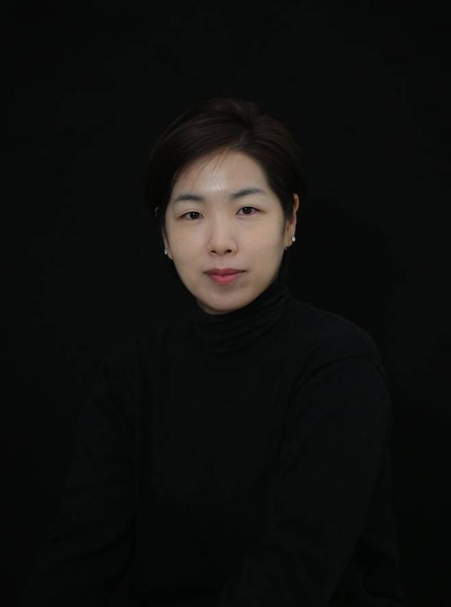 정유미 감독과 그가 연출한 단편 '안경' 보도스틸. 매치컷 제공