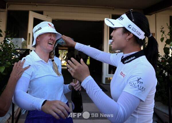 2025년 미국여자프로골프(LPGA) 투어 JM 이글 LA 챔피언십 우승을 차지한 스웨덴 루키 잉그리드 린드블라드. 최종라운드에서 동반 경기한 윤이나 프로가 우승 축하 물세례를 하는 모습이다. 사진제공=ⓒAFPBBNews = News1