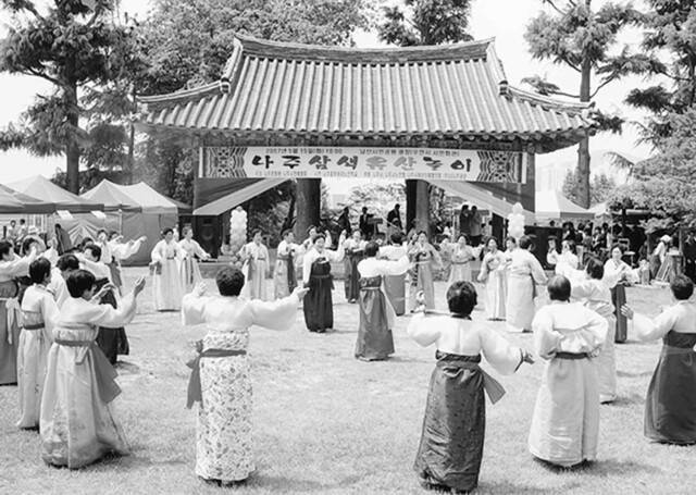 전남 나주 시민들이 선보인 나주 삼색유산놀이 장면. 나주시립국악단 제공