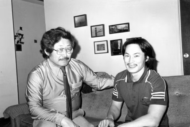 재심 재판을 통해 1983년 석방된 이철수(오른쪽)와 나란히 앉은 이경원. 그는 이철수 사건을 통해 한국인으로서의 정체성을 깨달았고 이철수가 겪은 삶의 굴곡과 비극이야말로 미국 사회 시스템의 실패의 결과라 여겼다. K.W. Lee Center for Leadership