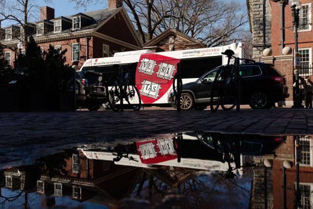 미국 하버드대 버스가 지난 17일 미국 매사추세츠주 케임브리지에 위치한 대학 교정을 지나가고 있다. 케임브리지=AFP 연합뉴스