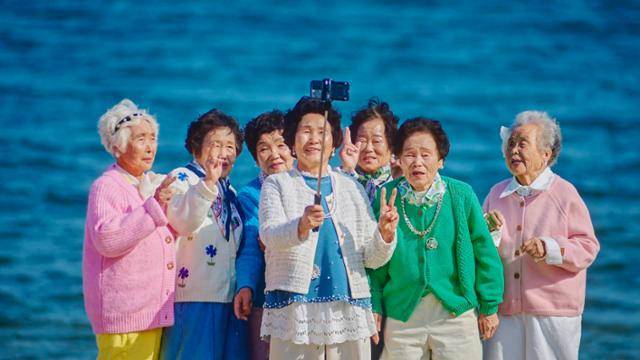 수니와 칠공주가 푸르른 통영 앞바다를 배경으로 해양관광 캠페인 홍보 영상을 촬영하고 있다. 경북 칠곡군 제공