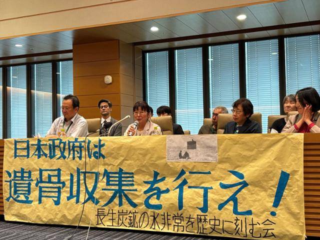 조세이 탄광 조선인 노동자 수몰 사고 관련 일본 시민단체인 '조세이 탄광 수몰 사고를 역사에 새기는 모임'과 일본 국회의원들이 22일 도쿄 중의원 제1의원회관에서 정부 의견 교환회 이후 열린 기자회견에서 발언하고 있다. 도쿄=류호 특파원