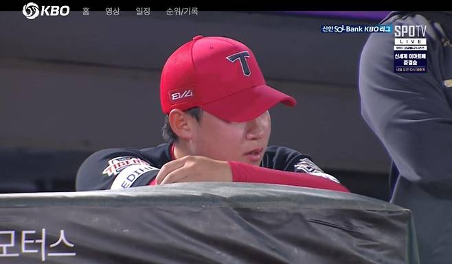 지난 10일 사직 롯데전에서 6실점 한 뒤 더그아웃에서 고개 숙인 채 눈물을 흘린 윤영철. SPOTV, 티빙 캡처