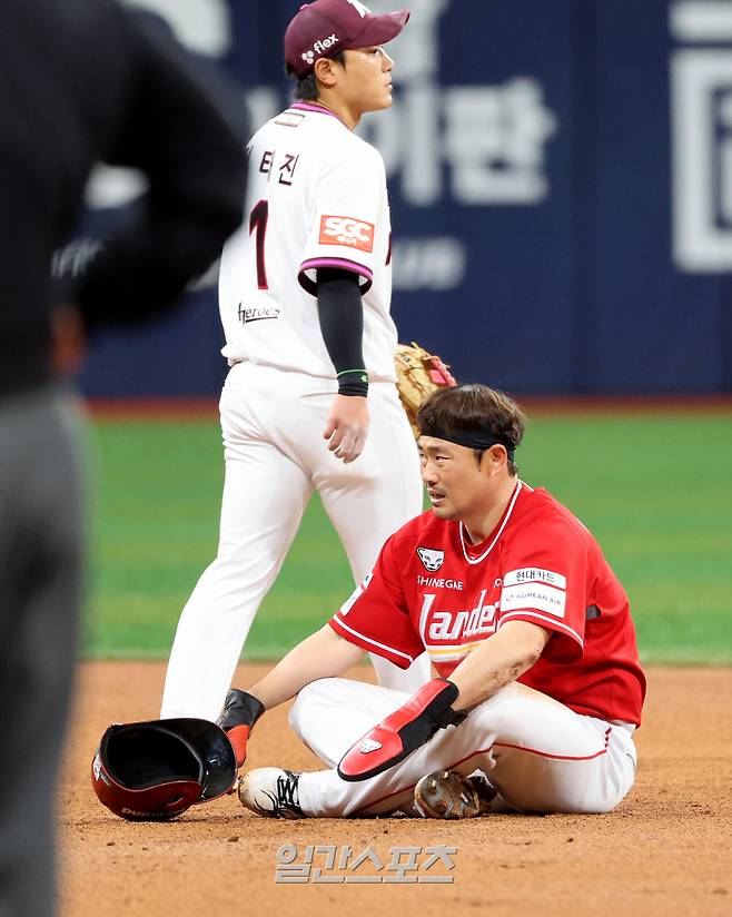 2025 KB0리그 프로야구 키움히어로즈와 SSG랜더스의 경기가 30일 오후 서울 고척스카이돔에서 열렸다. 2회초 1사 1루 박지환 타석 때 견제에 걸린 1루 주자 이지영이 태그를 피하다 상대 실책으로 2루에서 세이프한 후 숨을 고르고 있다. 고척=김민규 기자 mgkim1@edaily.co.kr /2025.03.30/