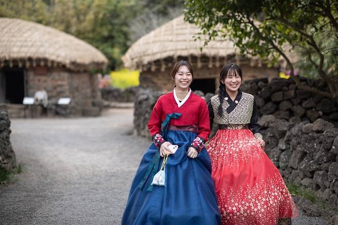 아시아 주요 국가에서 제주 관광 홍보를 위해 글로벌 인플루언서로 선정된 청년들이 제주 팸투어를 진행하는 모습. (제주관광공사)