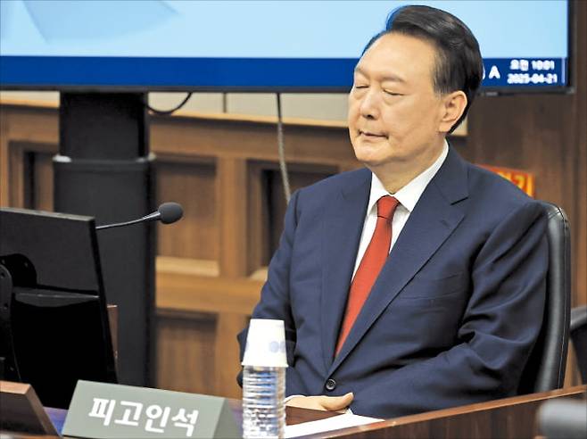 윤석열 전 대통령이 21일 서울 서초동 중앙지방법원에서 열린 내란 우두머리 혐의 두 번째 공개 재판에 출석했다. 사진공동취재단