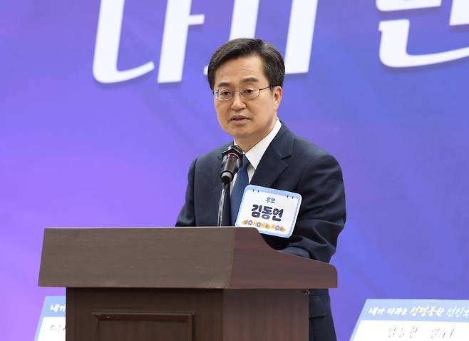 “기후산업 400조 원으로 서해안 RE100라인을 조성해 신재생에너지벨트 구축으로 호남권과 수도권의 AI(인공지능).반도체 등 첨단산업과 연계해 철강.반도체.자동차 등 주력산업을 전환해 호남에서 미 대한민국의 미래를 시작하겠습니다.”
22일 ‘당당한 경제대통령’을 내세워 21대 대통령선거에 더불어민주당 후보로 출마한 김동연 후보가 “호남에 신재생에너지벨트를 구축해 경제에 활력을 불어 넣겠다”며 호남지역 공약을 발표했다.
이어 “민중항쟁인 5.18 정신 헌법 수록을 위해 전남도청을 완전한 원형복원을 통해 민중항쟁 발상지의 위상을 새롭게 하겠다”라고 약속했다.
김 후보는 호남이 역대 정권의 주요 사업 추진에서 번번히 제외되며 낙후 상태를 벗어나지 못하고 있는 점을 감안해 호남권 광역교통망 구축 및 동서횡단 교통망 신설 방안도 제시하며 지지를 호소하고 나섰다.
이 밖에 광주시 AI 도시, 전주 하계 올림픽 유치, 전남권 의대 설립 등 구체적인 지역별 공약도 제시했다.
먼저 김 후보의 교통망 확충 복안은 “군산~목포를 잇는 서해안 광역철도와 여수~순천 간 고속도로를 신설하고, 전라선 철도를 고속화해 호남 지역 간 이동을 완활히 한다”는 복안이다.
호남지역 교통망 확충 계획에는 동서 연결 교통망 신설로 영호남 간 거리를 좁히는 방안도 포함돼 있다.
김 후보는 여기에 전주~김천 간 동서횡단 철도 신설, 새만금~포항 간 동서횡단 고속도로 미개통 구간과 달빛 내륙철도의 빠른 추진 등도 제시했다.
특히 김 후보는 호남 공약은 지역별 숙원도 공약에 녹여 넣어 타 후보들과 차별화 한 점이 특징이다.
호남의 대표 숙원인 ‘전라남도 국립의과대학 신설’이 포함됐다.
이는 호남권 공공의료 인프라 확충 방안 일환으로 의대 없는 유일한 지역이란 오명을 주홍 글씨처럼 낙인찍힌 호남 주민들의 자존심을 일깨우기 위한 공약이다.
김 후보는 전북지역에는 새만금 주요산업의 차질없는 추진을, 전남지역에는 해양관광 자원 고도화 및 섬 관광 호라성화도 약속했다.
한편 김 후보는 “호남은 대한민국 민주주의를 선도하고 인권의 가치를 알린 지역이다. 그러나 우리 정치가 호남 주민들의 목소리를 외면하는 사이, 호남의 미래는 뒤로 밀려났다”면서 “내란을 일으킨 대통령이 파면된 만큼, 호남의 앞날을 변화시킬 비전을 현실로 만들겠다”라고 각오를 밝혔다.