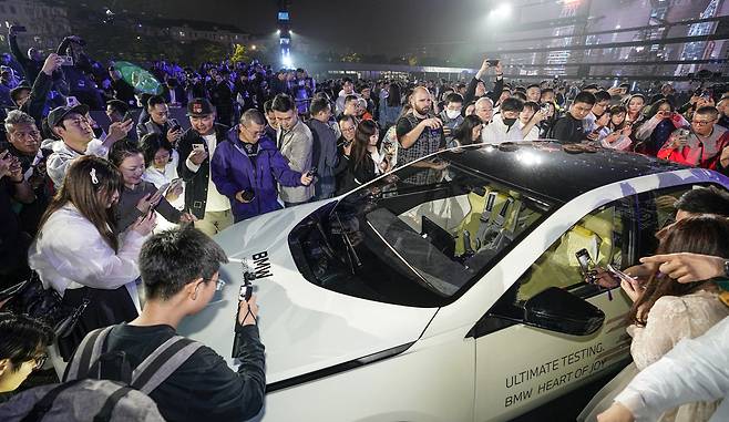 BMW그룹이 상하이 모터쇼 개막을 이틀 앞둔 21일 중국 상하이 푸동에 있는 ‘BMW 익스피리언스 상하이’에서 고성능 시험 차량인 ‘BMW 비전 드라이빙 익스피리언스’를 세계 최초로 공개하고 있다. 한국자동차기자협회 제공