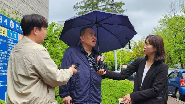 22일 창원지법 출석 전 입장을 밝히는 명태균 씨. 김용구 기자