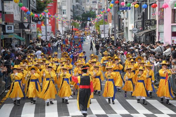 부산 중구 남포동 일대에서 열린 조선통신사 행렬 행사 모습. 올해는 한일 수교 60주년을 맞아 서울과 부산, 일본 등에서 조선통신사 관련 행사를 연다. 부산문화재단 제공