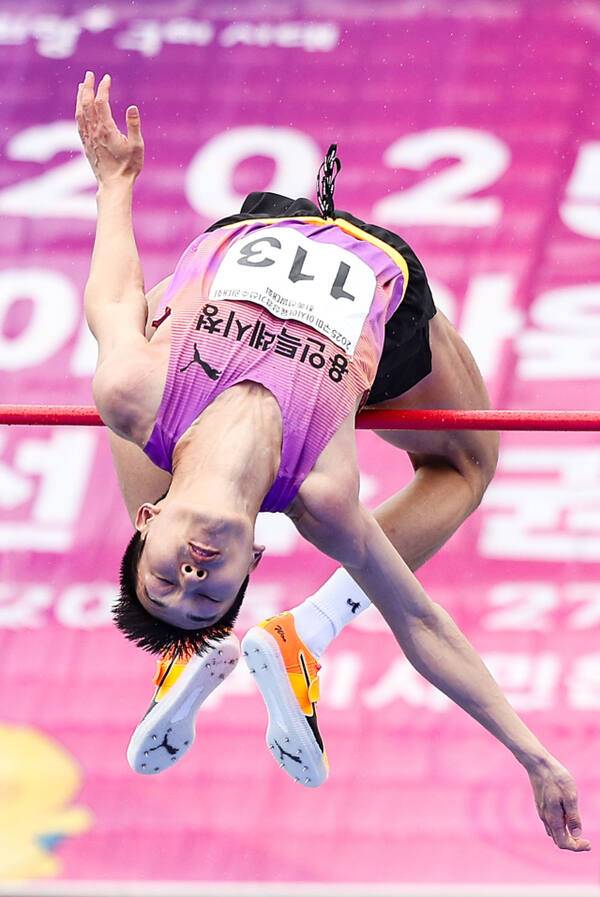 우상혁(용인시청)이 22일 경북 구미시민운동장에서 열린 2025 구미 아시아육상경기선수권대회 국가대표 최종선발전에서 2m30을 1차 시기서 가뿐히 넘고 있다. 연합뉴스