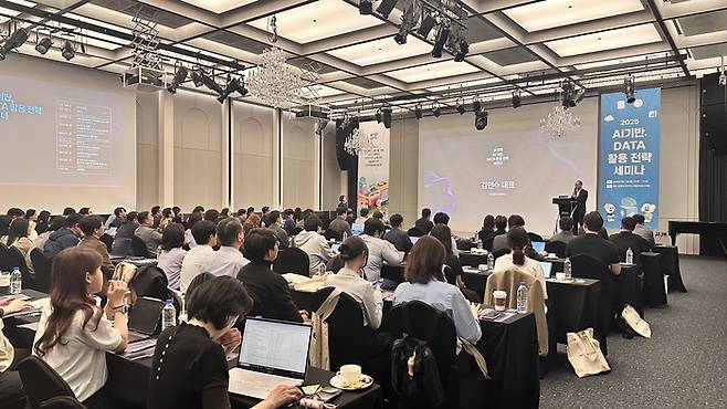 DATAi 세미나 기조연설자로 나선 김민수 나이스지니데이타 대표가 AI시대 데이터 활용을 주제로 발표하는 모습. (나이스지니데이타 제공)