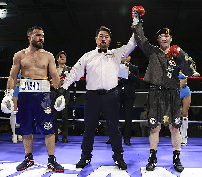 예누리가 2025년 4월 경기도 남양주체육문화센터 동양태평양복싱연맹 미들급 실버 챔피언결정전 승리 선언을 받고 있다. 왼쪽은 OPBF 공식랭킹 13위 잠시트 예키브자노비치 릭시예프. 사진=FINAL FLASH 박종혁 기자