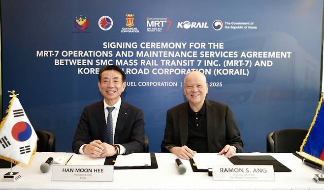 코레일이 22일 필리핀 마닐라 산 미구엘 본사에서 MRT-7 운영유지보수 사업계약을 체결했다. (사진 왼쪽부터 한문희 코레일 사장, 라몬앙 산 미구엘 회장) /사진=코레일 제공